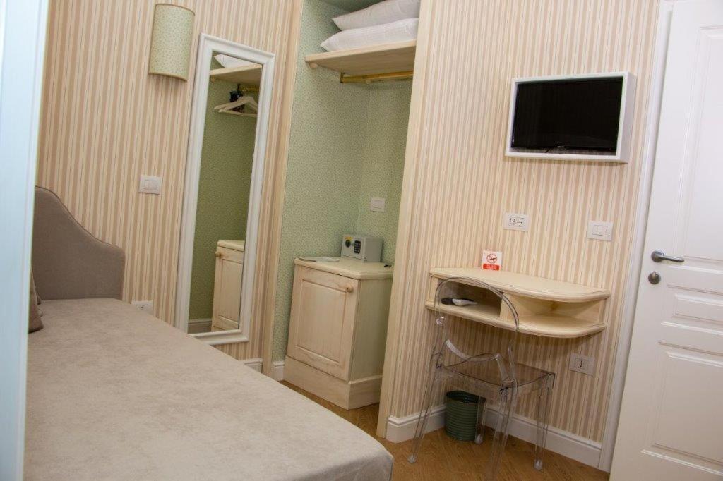 Florita Napoli Hotel Bagian luar foto