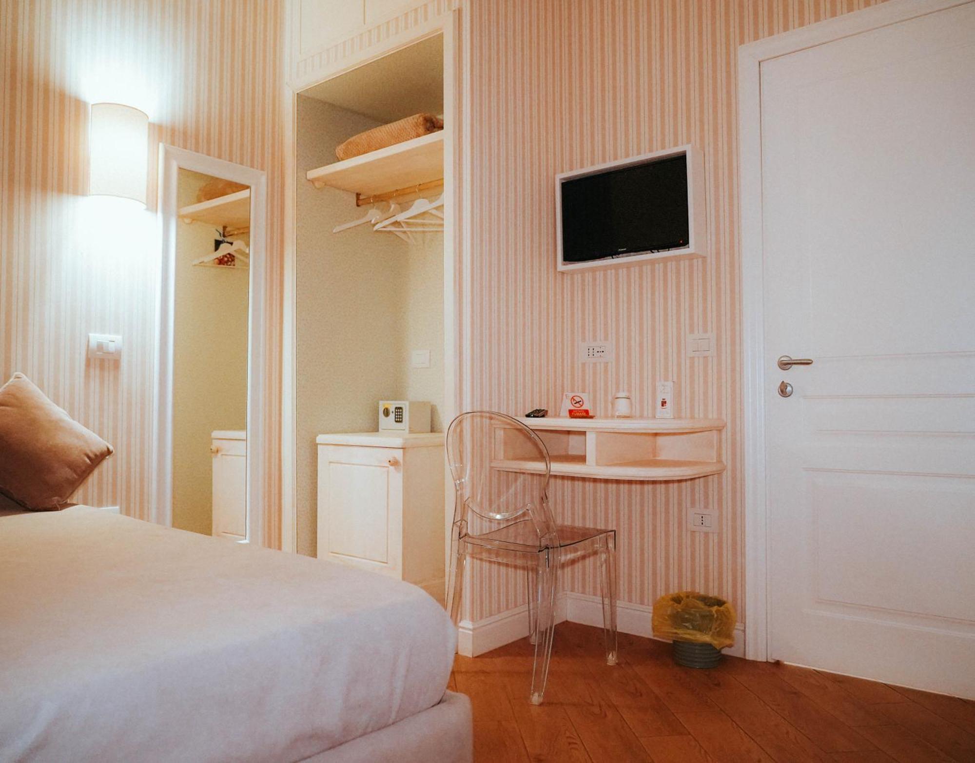 Florita Napoli Hotel Bagian luar foto
