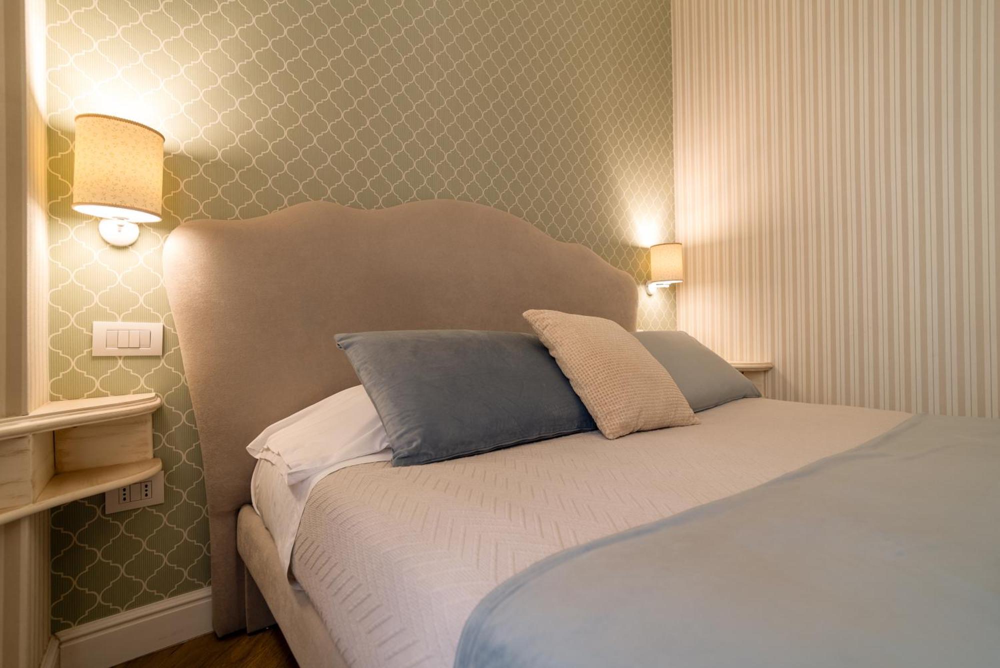 Florita Napoli Hotel Bagian luar foto